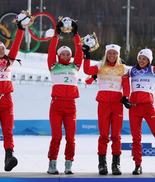 Женская сборная по лыжным гонкам выиграла золото Олимпиады! Любуемся личными фото Ступак, Степановой, Сориной и Непряевой