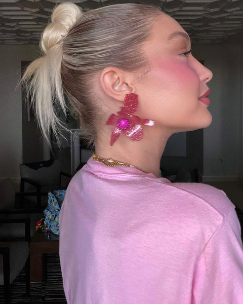 Яркие розовые румяна — красивый тренд макияжа на лето 2023 от Джиджи Хадид