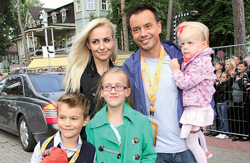 Алексей Серов, его сын Ричард, Ирина Качко, ее дочка Бетти и общий ребенок Полина