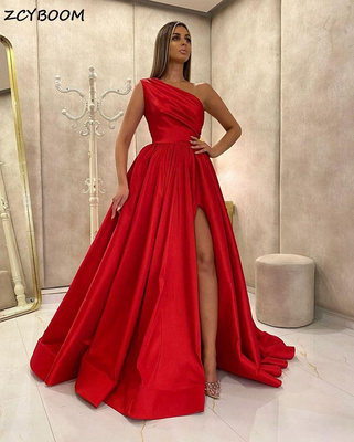 Красное платье на одно плечо с разрезом 