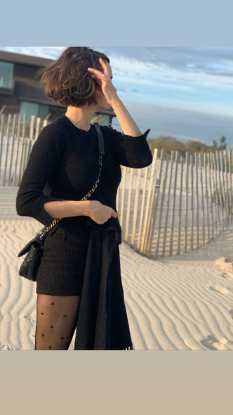 «Идеальные ножки»: стройная Ольга Зуева устроила дефиле в мини и колготках Chanel на диком пляже
