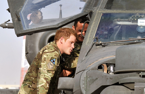 Принц Гарри вместе с сослуживцем у боевого вертолета
