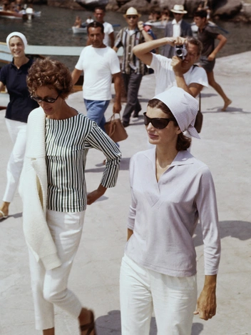 Первая леди Жаклин Кеннеди и миссис Аньелли на пирсе в Амальфи перед посадкой на яхту Агнета