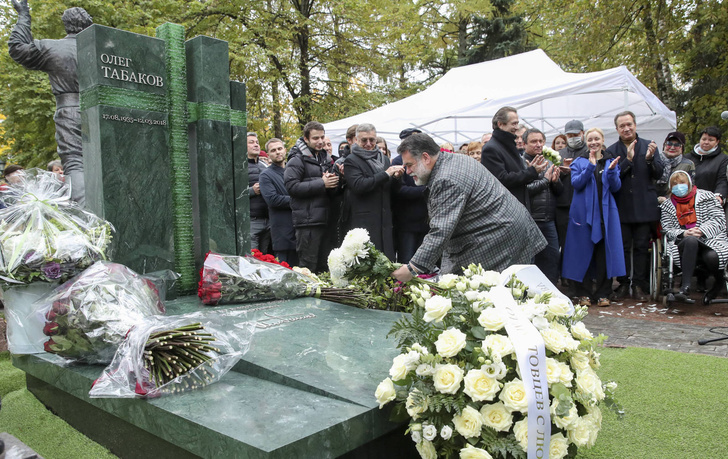 На Новодевичьем кладбище открыли памятник Олегу Табакову