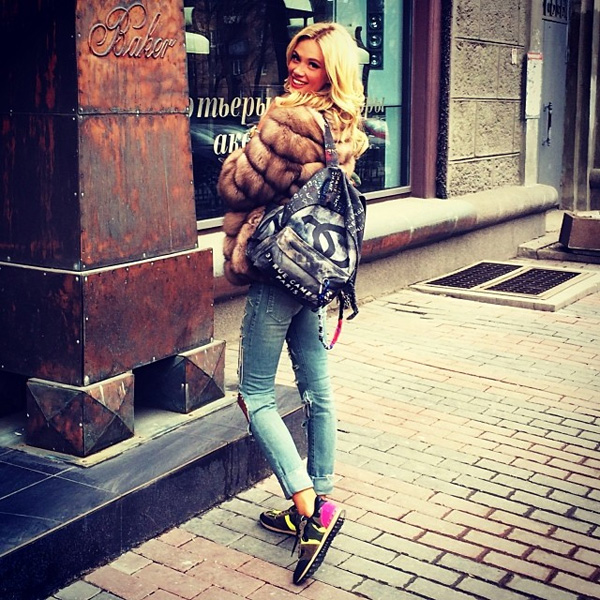 Виктория Лопырева с рюкзаком Chanel