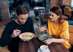Никакой романтики: 7 продуктов, которые нельзя есть до и во время свидания — вечер будет испорчен