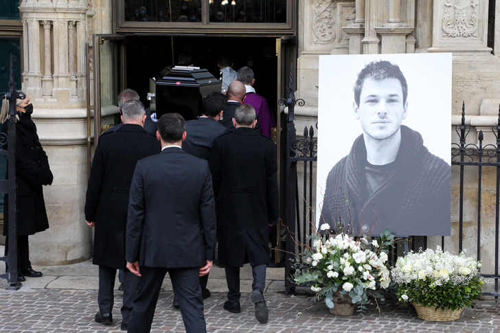 Он знал, что умрет молодым: жена и сын Гаспара Ульеля держались за руки на его похоронах