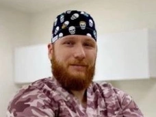 Хирург, который вставлял импланты с флагом России, застраховал руки на 10 миллионов