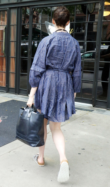 Спереди — просвечивающее, сзади — мятое: самое неудачное платье Энн Хэтэуэй