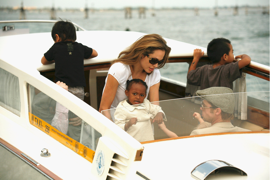 Брэд Питт и Анджелина Джоли с детьми фото