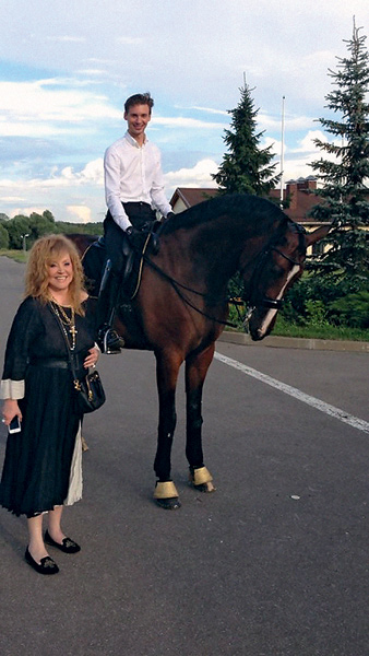 Алла Пугачева приезжала с мужем на одно из занятий конным спортом. На фото - с наездником Сергеем Пузько