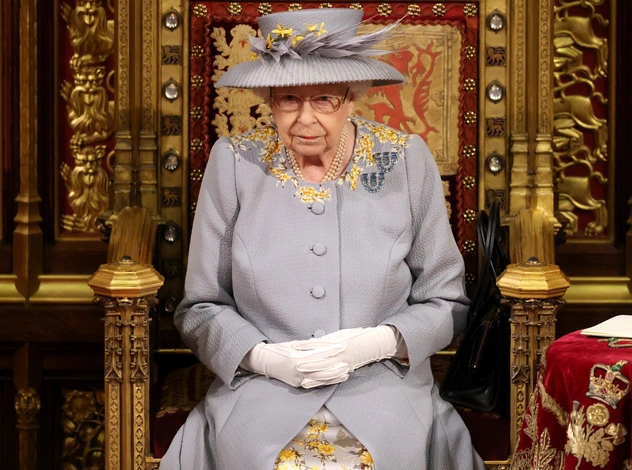 Лавандовое пальто и никакой короны: первый (и очень важный) выход Елизаветы после траура