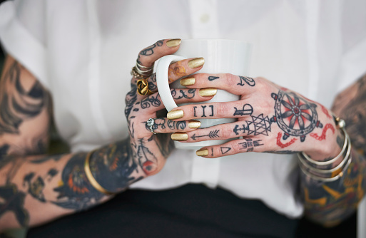 Какие могут быть причины сведения татуировки