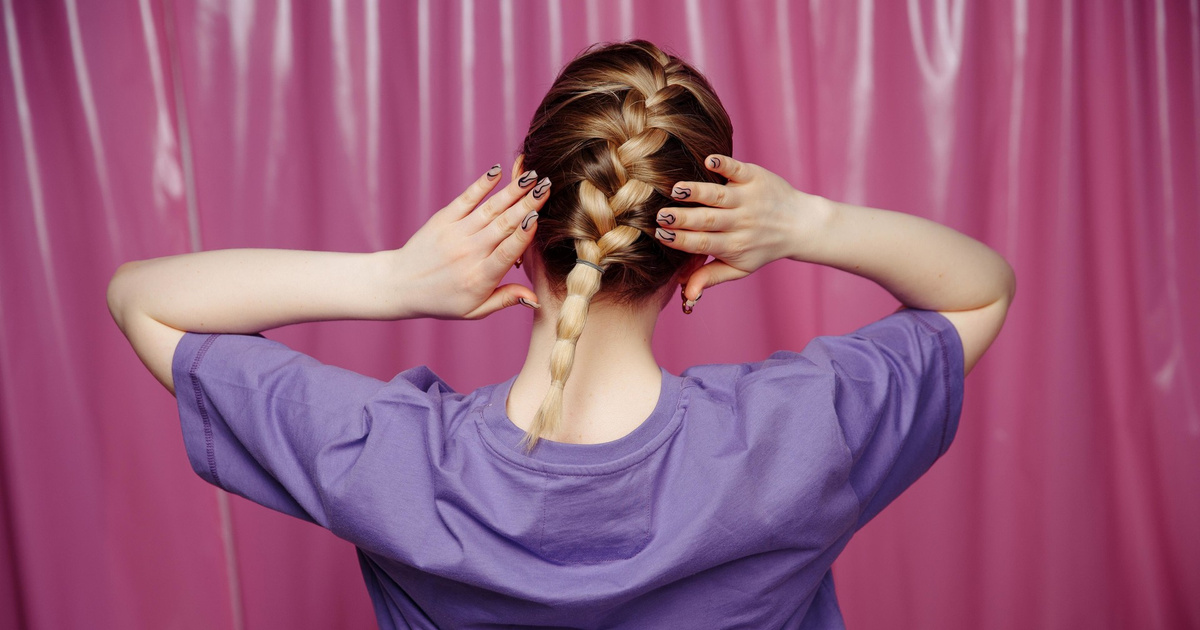 Кудряшки на длинные волосы в домашних. Прическа на длинные волосы без плойки. Пучок с карандашом. Закрепить локоны лаком для волос. Как сделать прическу чтобы держалась.