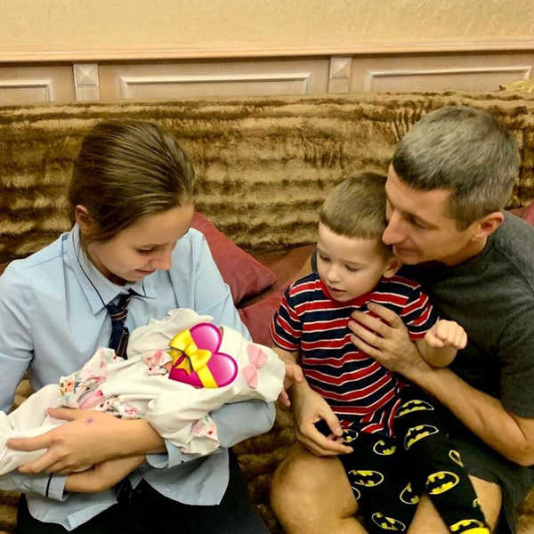 Евгений Алдонин опубликовал фото, на котором его старшая дочь Вера держит на руках новорожденную сестру