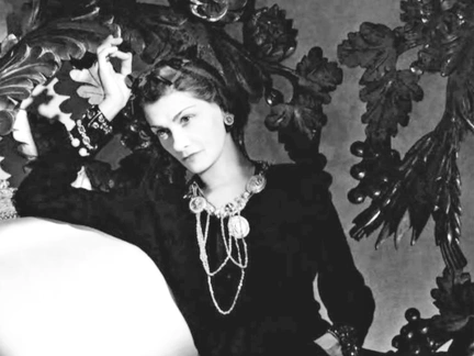 Облачила весь мир в траур, создав маленькое черное платье. Как смерть любовника повлияла на Коко Шанель