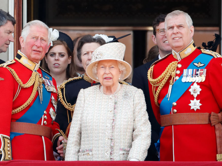 Принц Чарльз, Елизавета II и принц Эндрю на балконе Букингемского дворца, 8 июня 2019 | marieclaire.ru