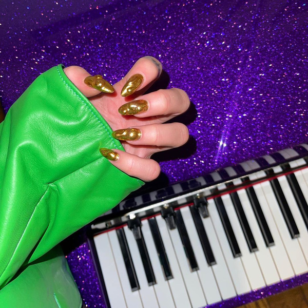 Фото №1 - Капли золота на ногтях: блестящий маникюр на Новый год — лучшая идея нейл-дизайна от Дуа Липы