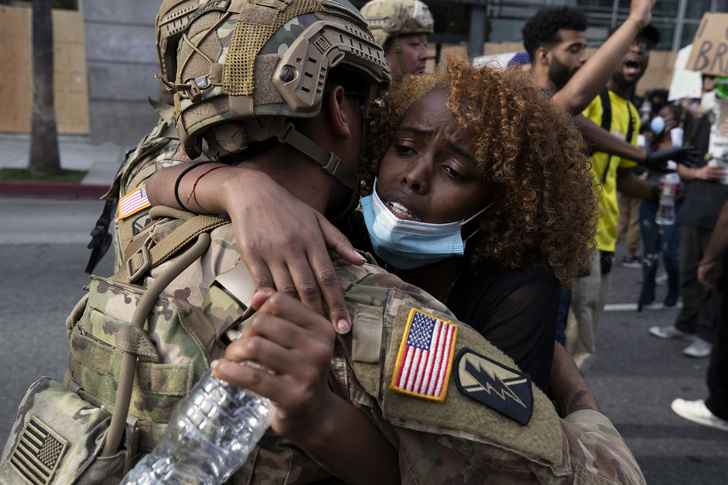 Погромы, лозунги и полицейские на коленях: самые впечатляющие кадры американских митингов