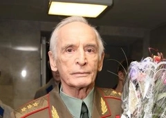Василий Лановой впервые вышел в свет после проблем со здоровьем