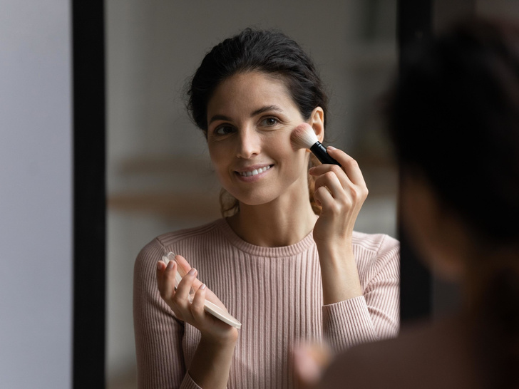Сотрут морщины: 4 секрета макияжа наших мам, чтобы легко скрыть возраст — попробуйте их тоже