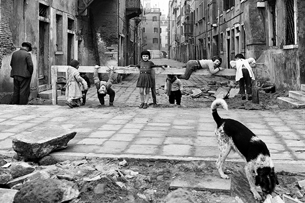 Элио Чиол «Играющие в Кьодже», 1961 | Источник: Предоставлено Фондом «Аквилея»