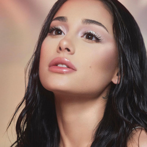 Лавандовый блеск для губ как у Арианы Гранде — самый красивый тренд макияжа на весну 2023
