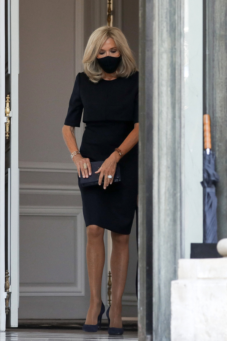 Элегантность на максимум: Брижит Макрон в образцовом черном платье