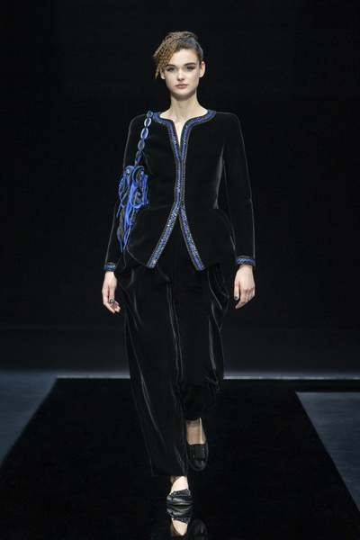Джорджо Армани представил «бархатную» коллекцию на Неделе моды в Милане 2021-2022