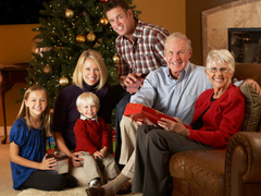 Что подарить бабушке и дедушке на Новый год: 9 вариантов для души и для дома
