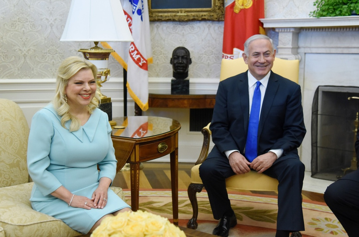 Политический скандал: первая леди Израиля оскорбила украинцев, бросив на землю приветственный каравай