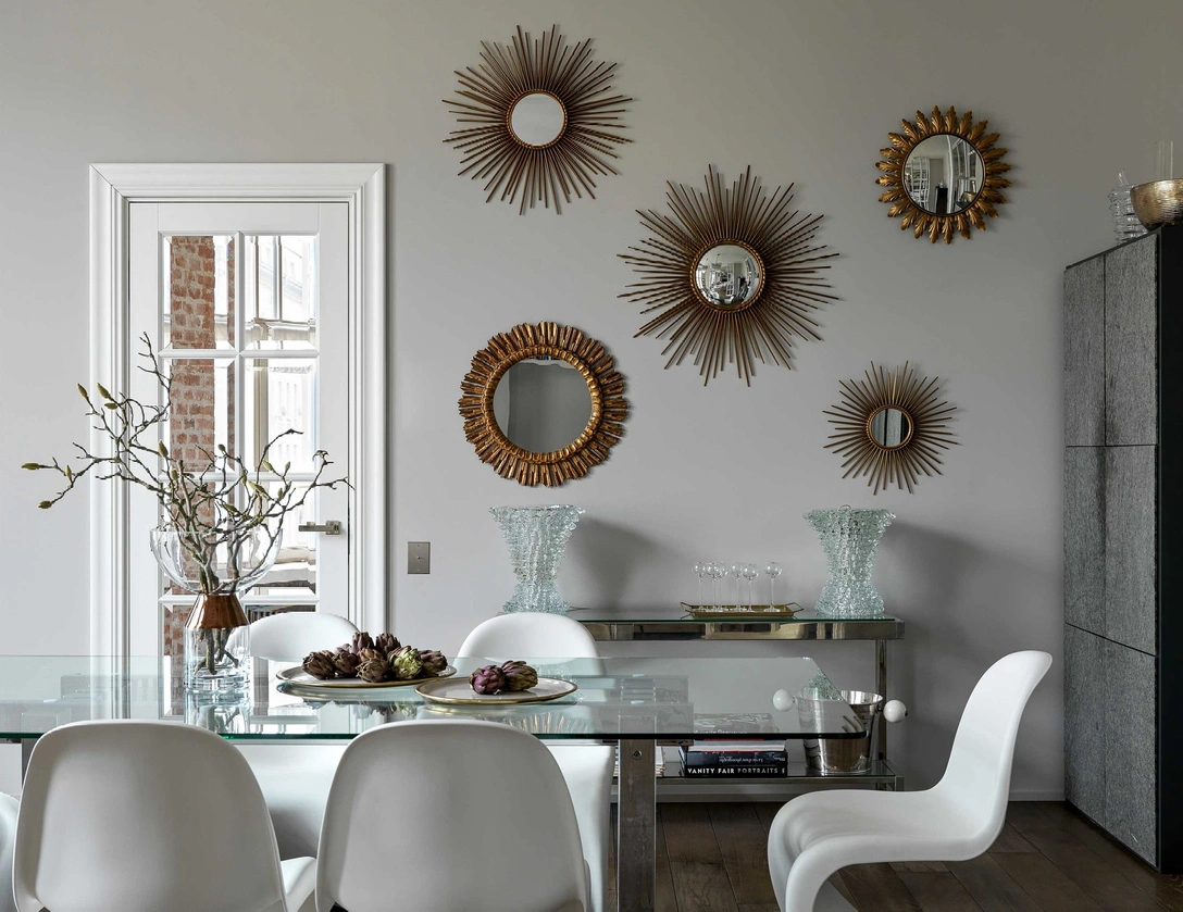 Фрагмент столовой. Стулья Panton Chair, Vitra. Винтажная мебель хозяев квартиры. | Источник: Сергей Красюк. Стиль: Дарья Григорьева