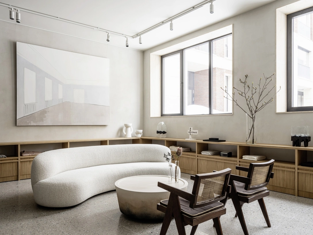 Диван, Pierre Augustin Rose. Столик Nim, Pinch. Винтажные стулья, дизайн Пьера Жаннере. На стене — работа Александры Паперно «Голубая комната», Smart Art. На шкафу, выполненном по дизайну 3L Décor в мастерской Attribute, — скульптура Александра Повзнера «Здесь и сейчас», Smart Art. | Источник: МИХАИЛ ЛОСКУТОВ