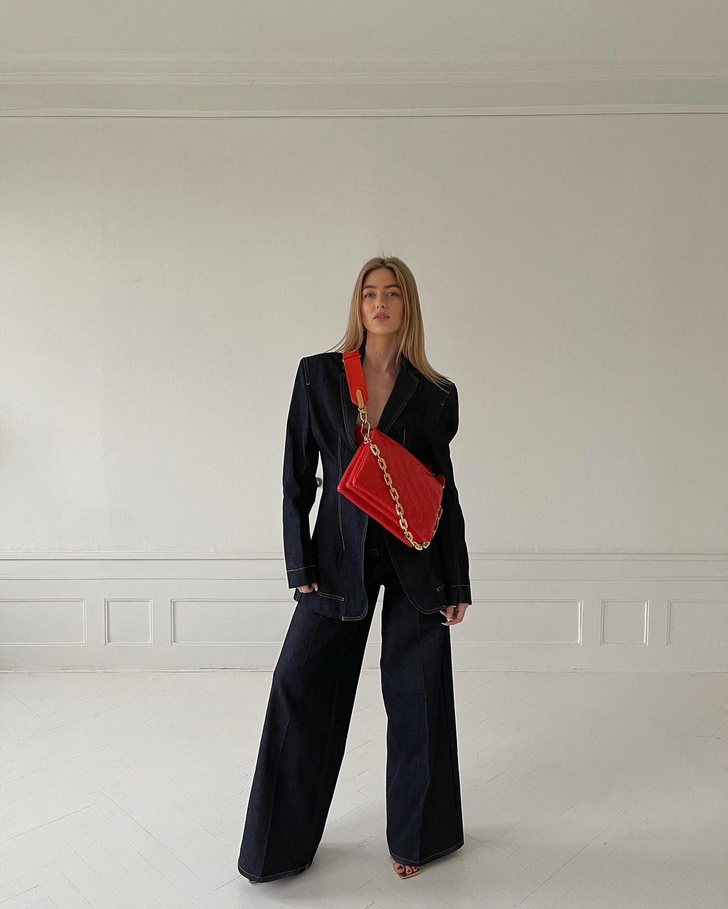 Темно-синий деним + яркая сумка: модный прием от стилиста Эмили Синдлев