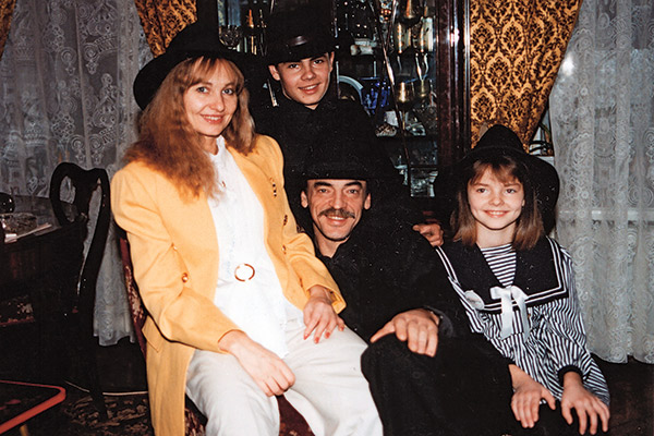В коллекции актера столько шляп, что хватит и внукам, и правнукам. На фото: с детьми Лизой и Сергеем, 1991 год