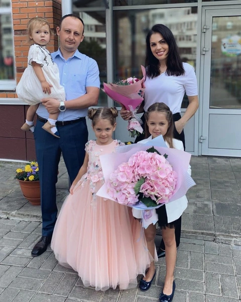 Сейчас о девочках Карина заботится в одиночку