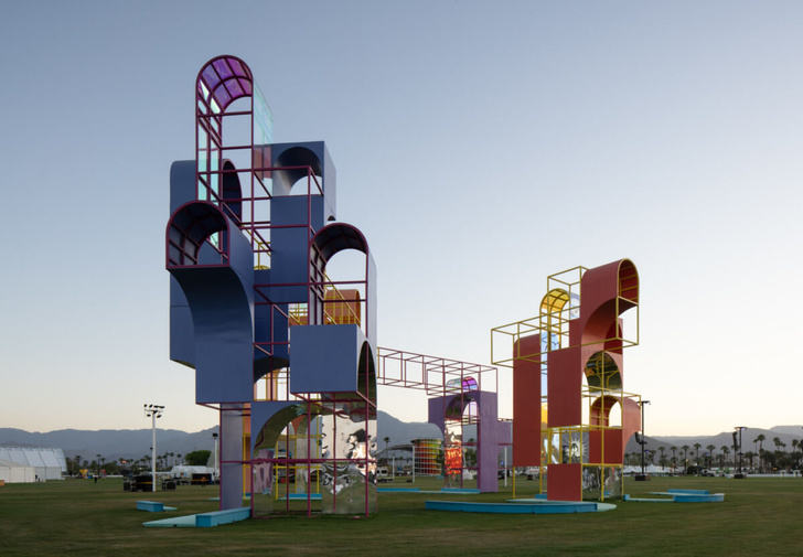 Яркая детская площадка на музыкальном фестивале Coachella
