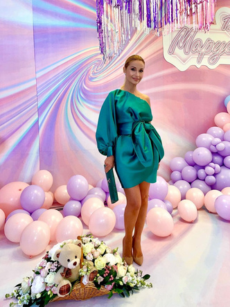 Миллион шаров и шикарный розовый торт: Ксения Бородина с размахом отметила 12-летие старшей дочери