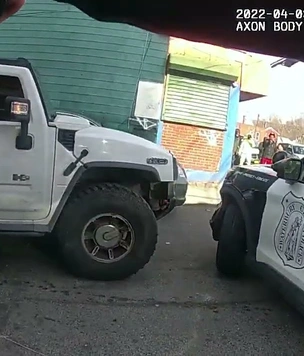 Грабительница на Hummer H2 таранит патрульный Ford и скрывается (видео с полицейской камеры)