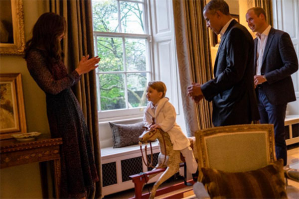 «Принц Георг поблагодарил Барака Обаму за подарок», - гласит надпись под этим фото в микроблоге Кенсингтонского дворца