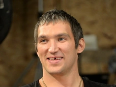 Александр Овечкин избил соперника на льду
