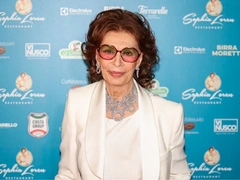 Костюм невесты и бриллианты: 88-летняя Софи Лорен сияла на открытии своего ресторана