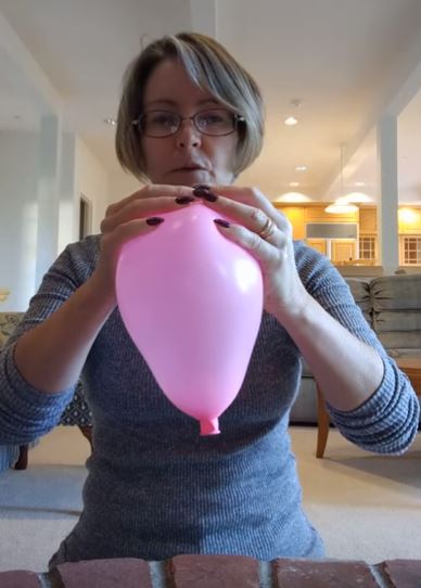 Врач учит женщин рожать на примере мяча и воздушного шара