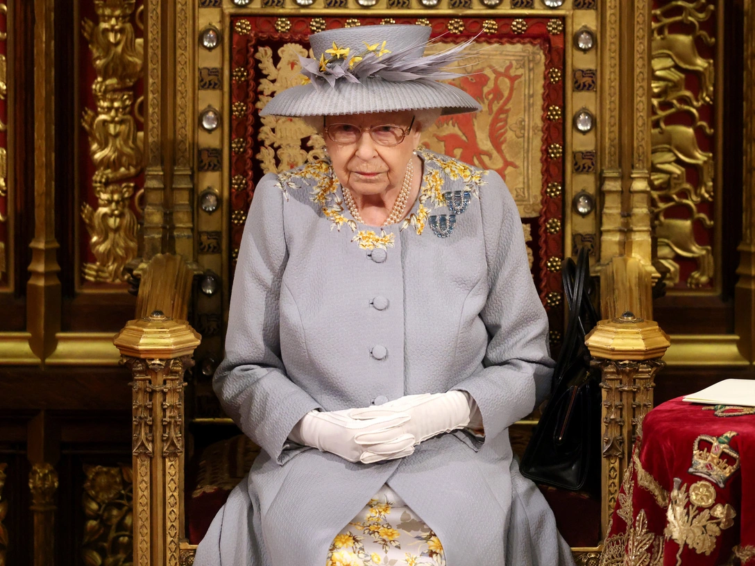 Елизавета II перед выступлением в Палате лордов во время государственного открытия парламента, 11 мая 2021 | marieclaire.ru