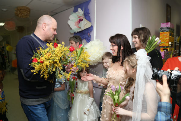 Алексей Кортнев поздравил детей и персонал РДКБ с праздником