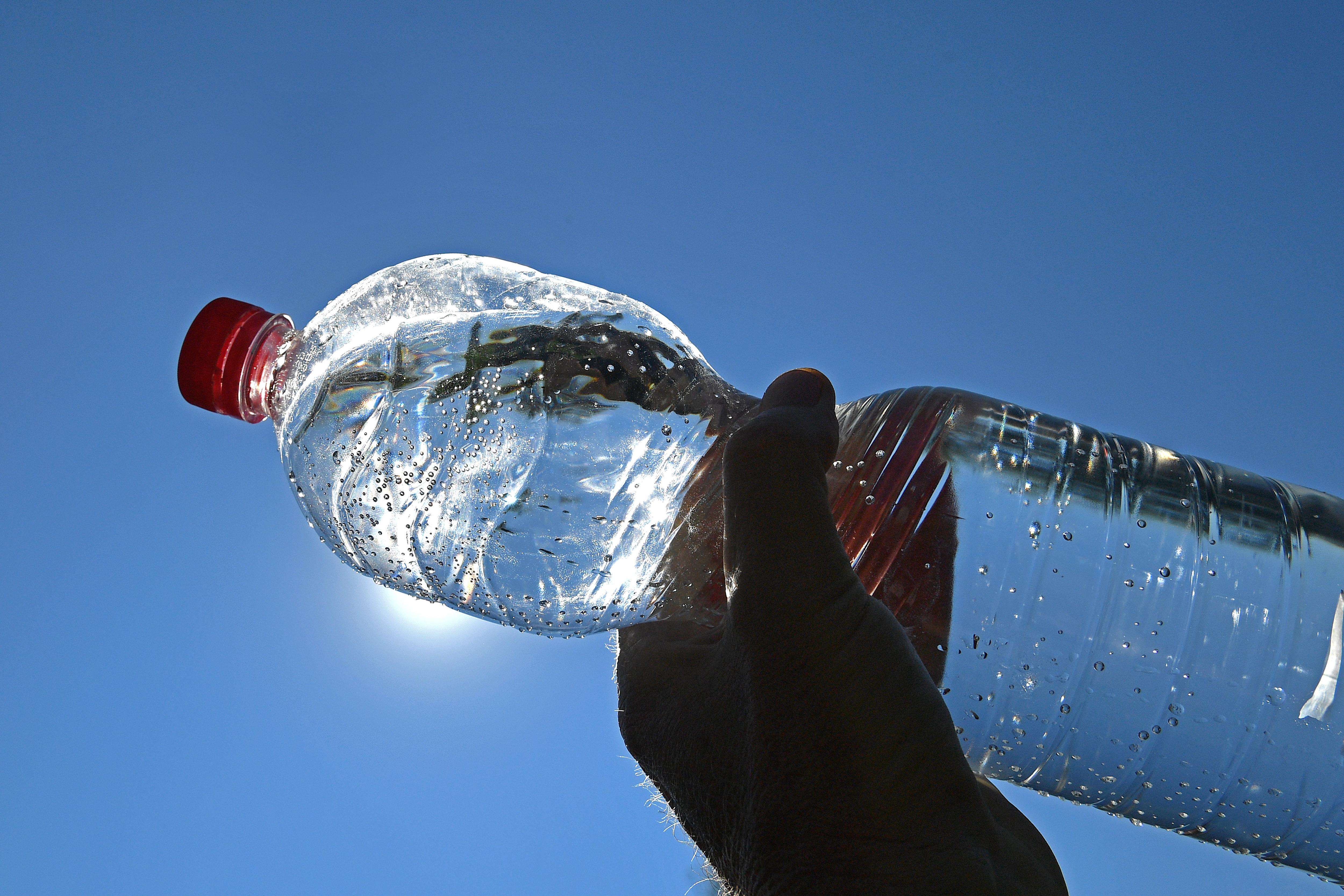 Вода опасная для здоровья. Вода из бутылки. Пьем воду из пластиковых бутылок. Низкое качество питьевой воды. Проверим качество питьевой воды.