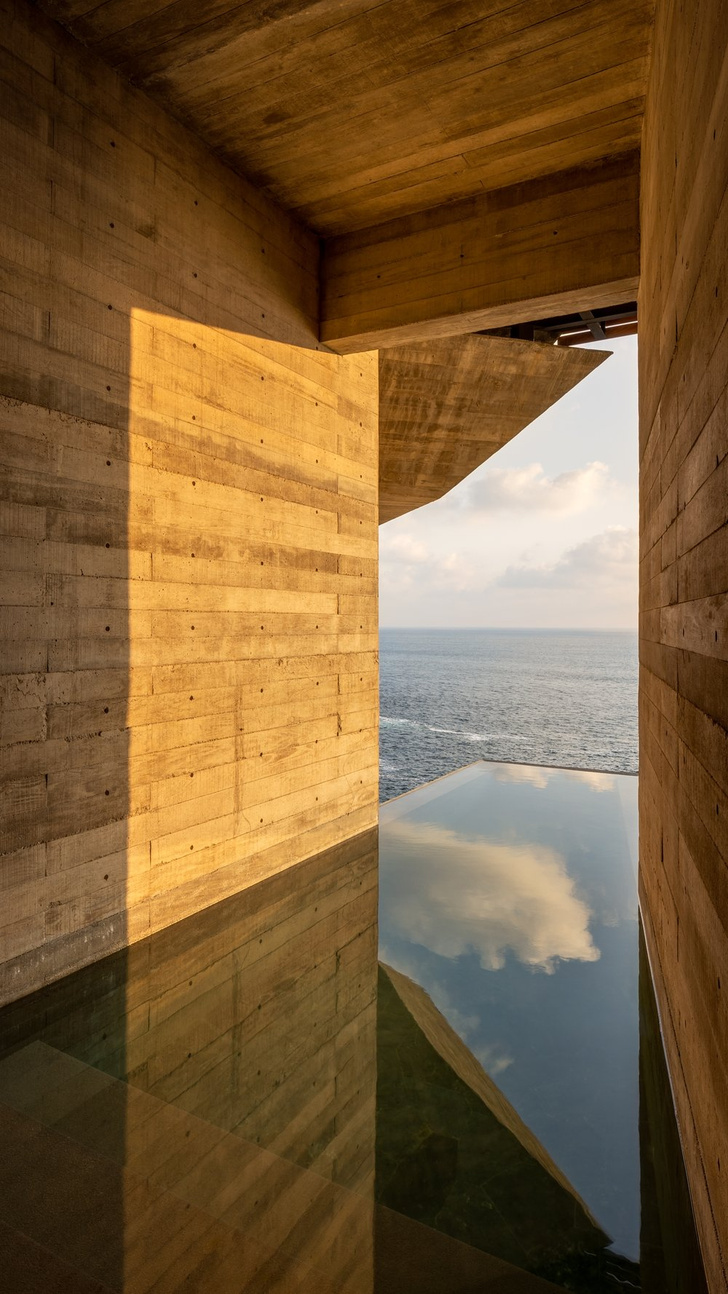 Студия Zozaya Arquitectos построила на скале виллу, полностью открытую океану