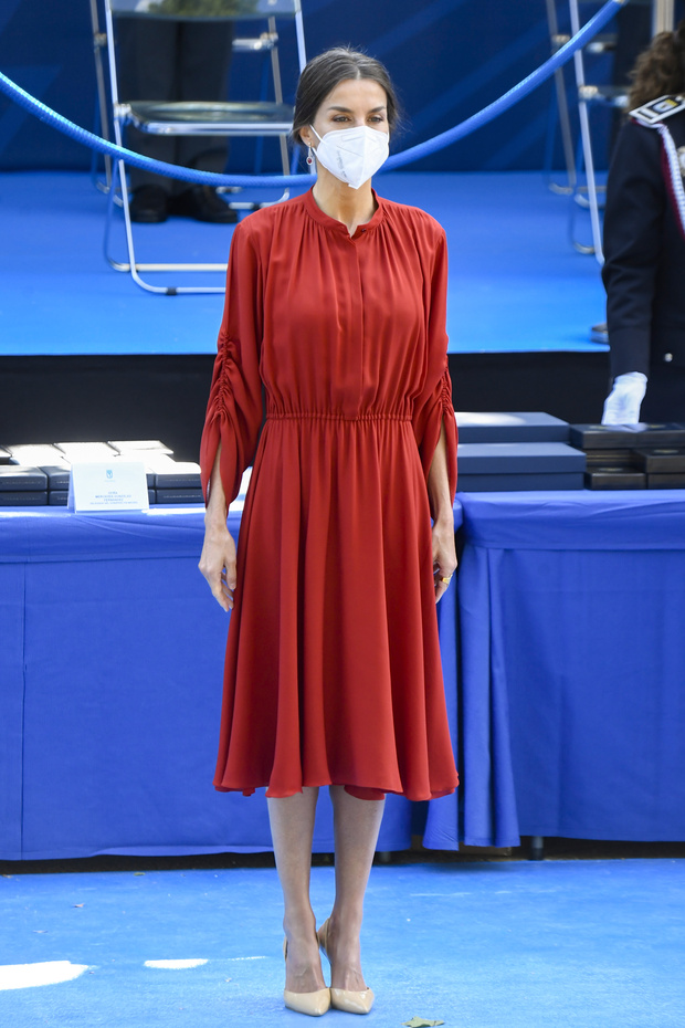 Фото №1 - Королева в красном: невероятный образ Летиции в струящемся платье
