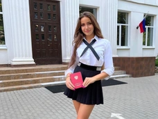 15-летняя Худякова пришла в мини-юбке в школу, а Наталия Медведева снялась без фильтров. Соцсети звезд