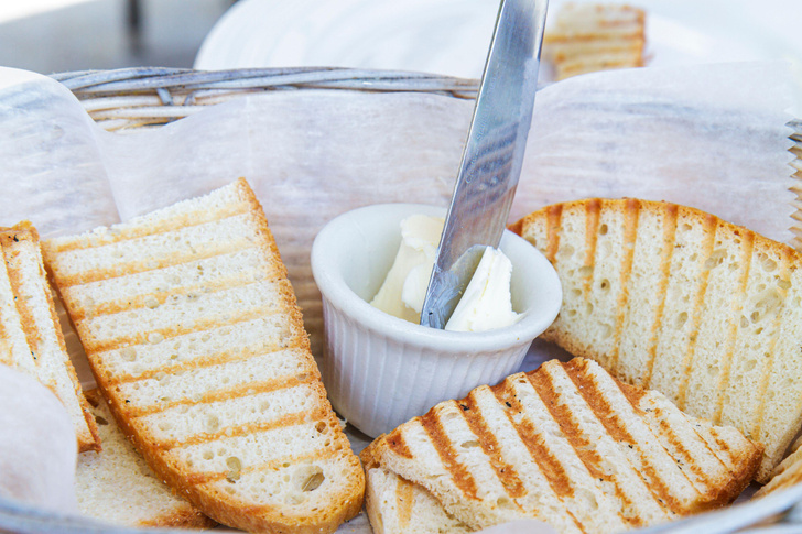 Обманчивая щедрость: зачем в ресторанах угощают посетителей хлебом — рассказывает диетолог